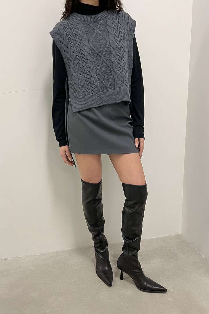 CABLE KNIT SWEATER VEST
